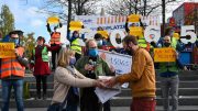 PR-Termin: Verkehrssenator Antjes Tjarks erhält die Unterschriften eine ADFC Petition für mehr Pop up Radwege. Im Hintergrund Menschen, die die Forderung untermauern.