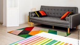 Farbiger Teppich vor einem Sofa