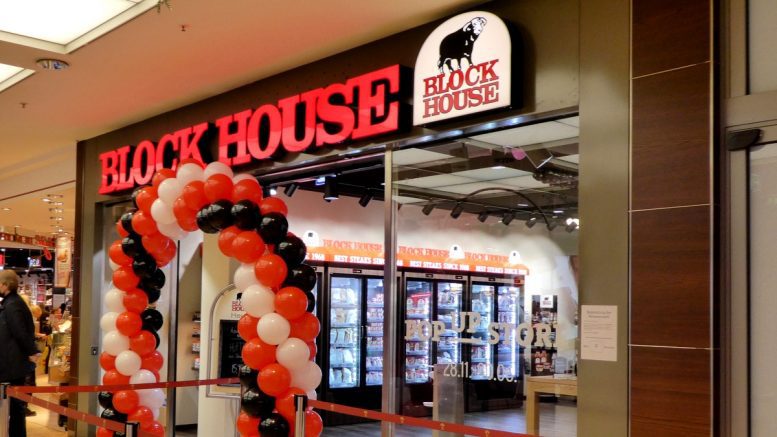 Der Blockhouse pop up store GenussWelt am Eröffnungstag mit roten und schwarzen Luftballonen im AEZ Einkaufszentrum