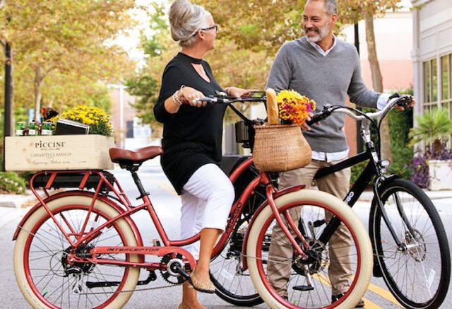 Paar auf E-Bike