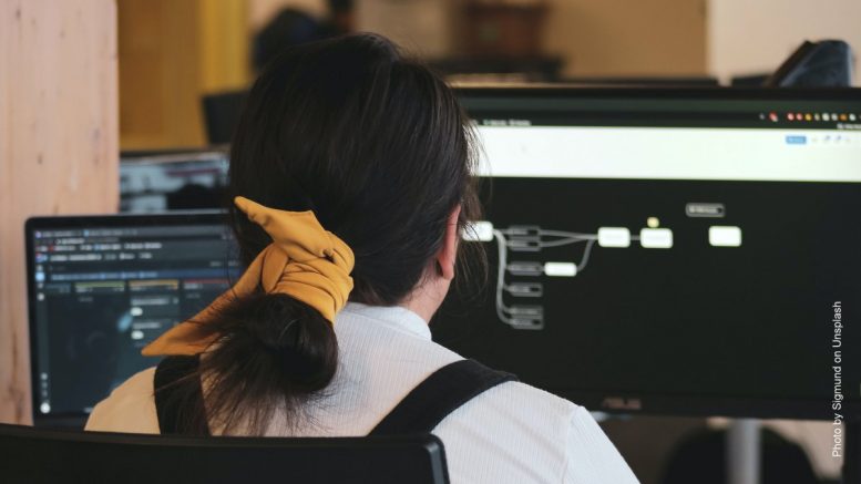 Frau programmiert am Computer