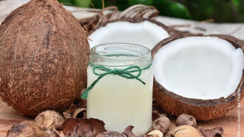 Kokosnuss offen und geschlossen mit Glasbehälter Kokosöl