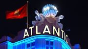 Die Weltkugel des Hamburger Hotel Atlantic bei Nacht