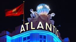Die Weltkugel des Hamburger Hotel Atlantic bei Nacht
