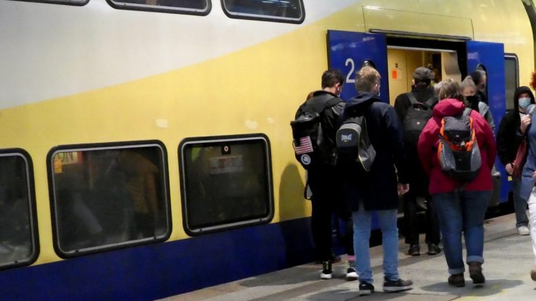 Fahrgäste steigen in den Metronom Zug im Hamburger Hauptbahnof
