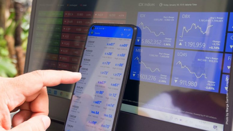 Monitor und Smartphone mit Börsenkursen