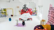 Wake up Kunstinstallation mit Bett und Lampe im stilwerk Hamburg
