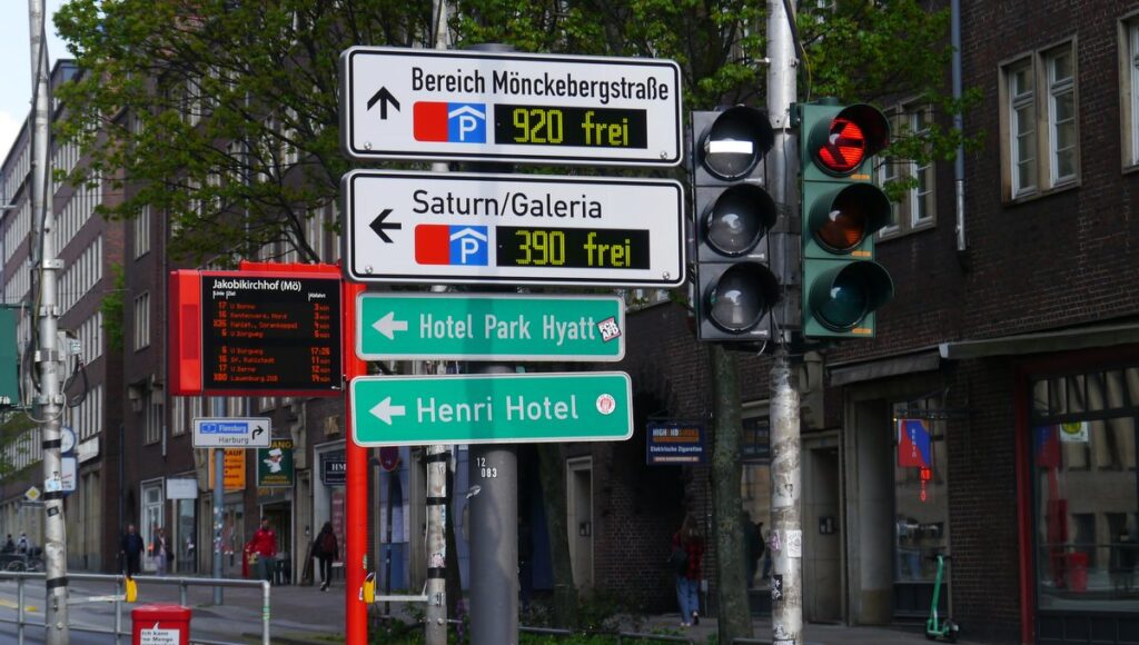 Hinweisschilder auf Parkhäuser in der Hamburger City