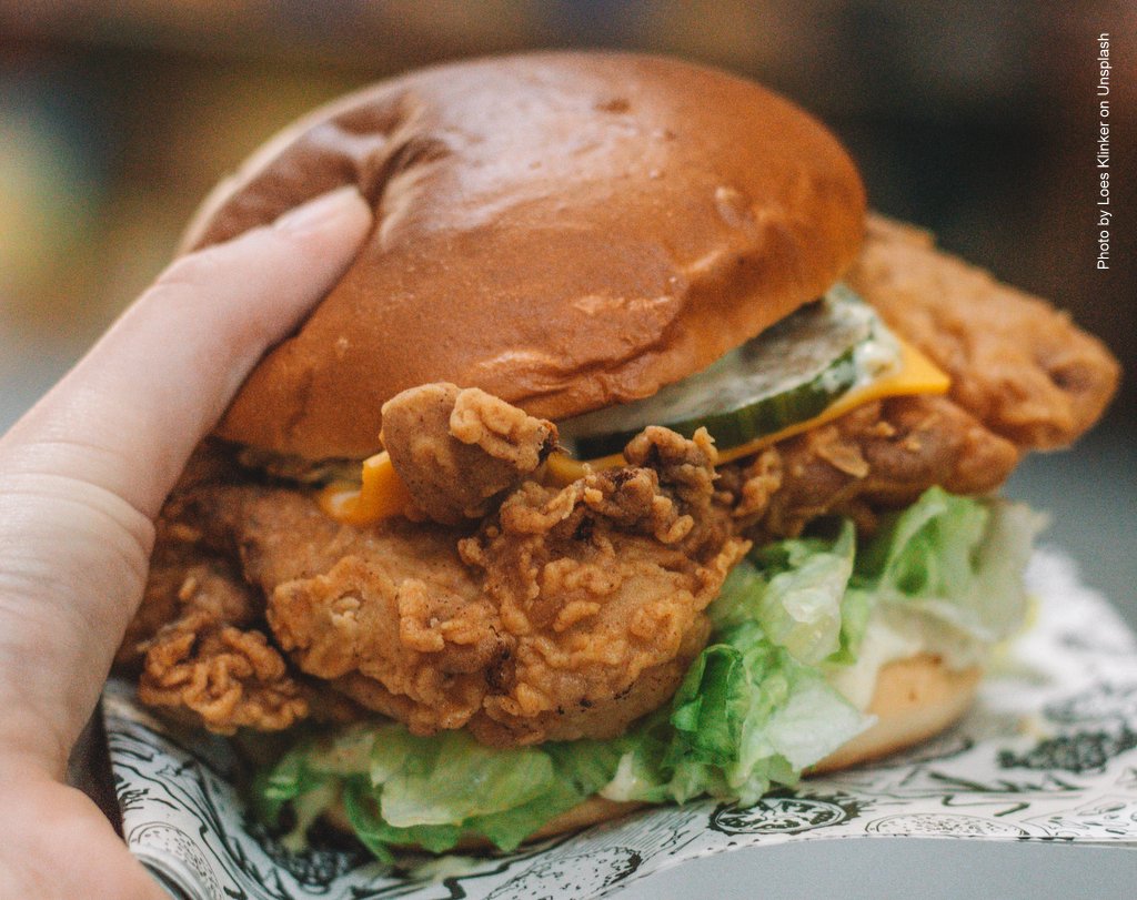 Ein Chicken Burger in einer Hand