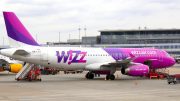 Wizz Air Flugzeug auf dem Vorfeld des Hamburger Flughafens