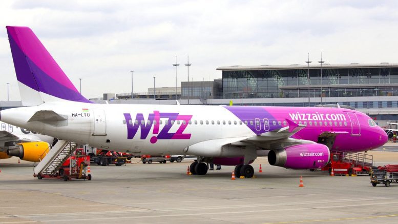 Wizz Air Flugzeug auf dem Vorfeld des Hamburger Flughafens