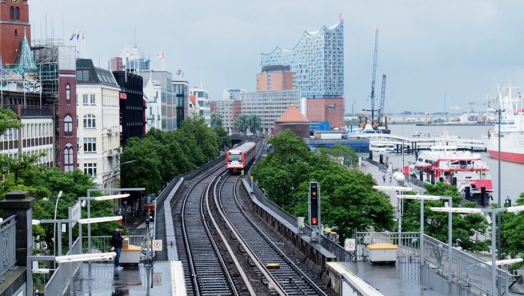 U-Bahnzug fährt am Hamburger Hafen entlang