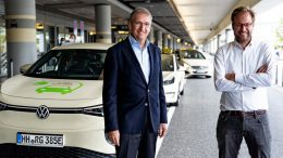 Pole Position für E-Taxis am Hamburger Flughafen mit Michael Eggenschwiler und Anjes Tjarks eröffnen symbolisch die Pole Postion für E-Taxis in den Wartezonen des Hamburger Flughafens