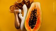 Erotisches Fotostilleben, Mango mit Erotic Toys und Zitronenscheiben