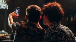 Ein schwules Paar in einer Bar macht ein Selfie