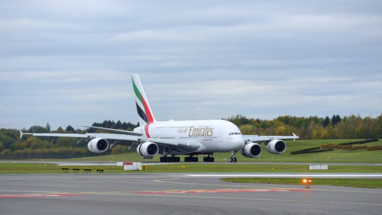 Airbus A380 von Emirates beim Erstflug in Hamburg