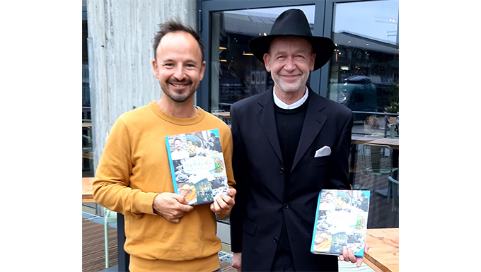 Die Kochbuchautoren Thomas Sampl und Jens Meckleburg halten ihr Kochbuch