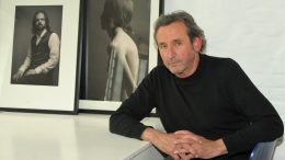 Werner Gritzbach vor zwei seiner Fotos