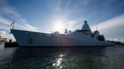 Koninklijke Marine: HNLMS FRIESLAND im Gegenlicht
