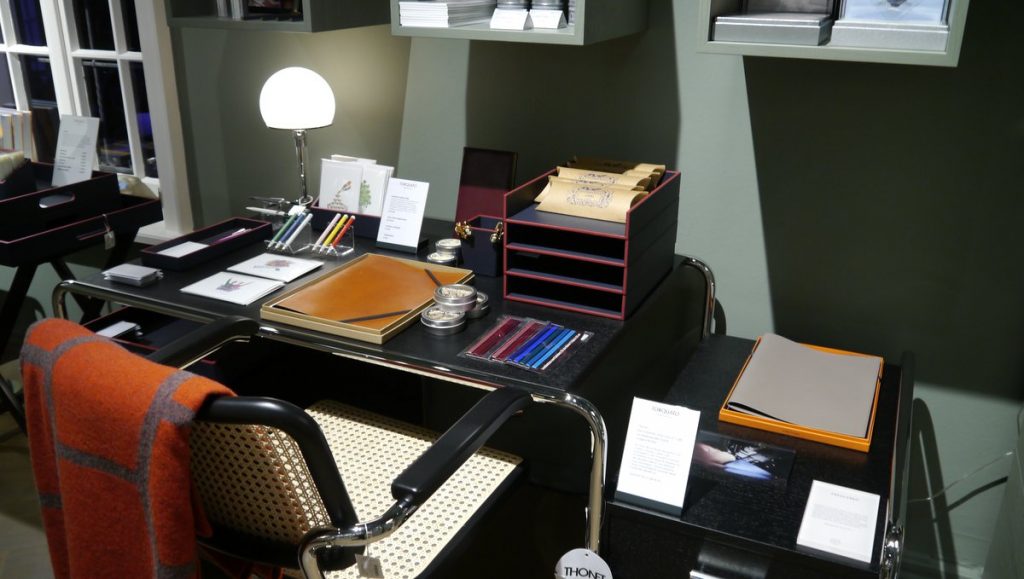 TORQUATO: Schreibtisch mit Schreibartikeln