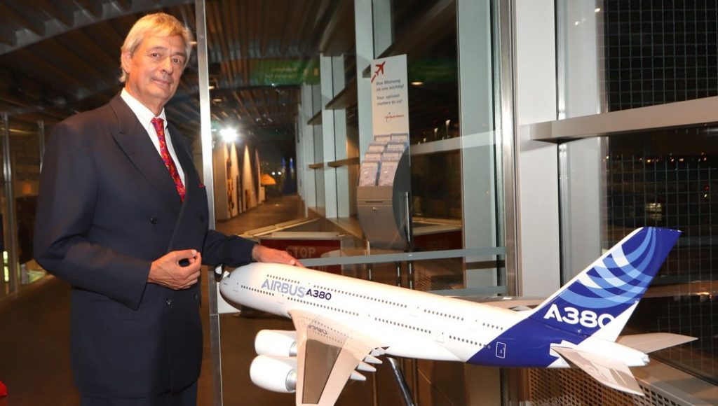 Harald Faulstich. mit Flugzeugmodell