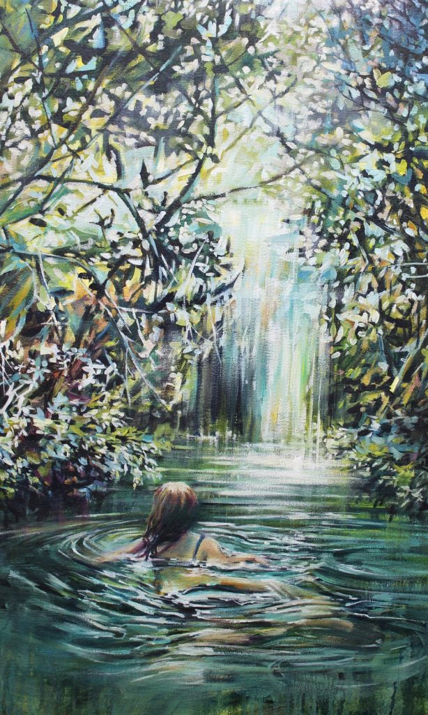 Frau schwimmt in einem Wald