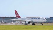 Ein Flugzeug von Turkish Airlines am Hamburger Flughafen