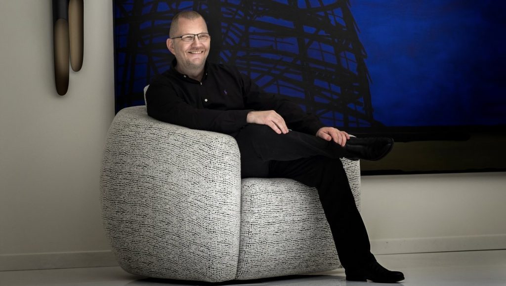 Ulrichstein sitzt auf einem Designer-Sesse