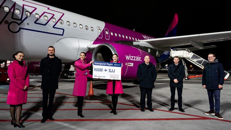 Flugzeug Crew von Wizz Air feiert seinen Erstflug nach Sarajevo