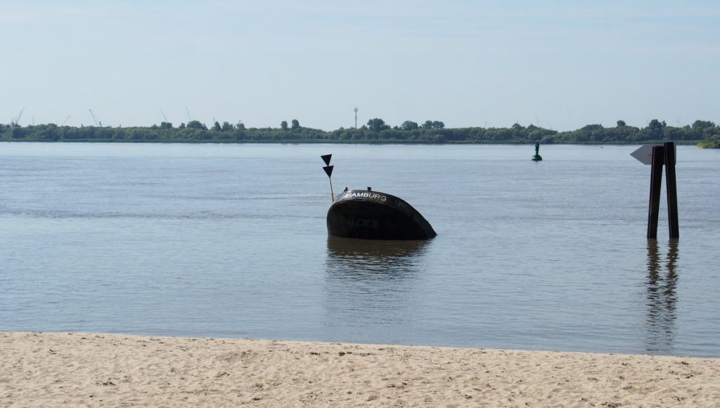 Das Wrack der MS in der Elbe bei Blankenese nur das Heck ragt aus dem Wasser