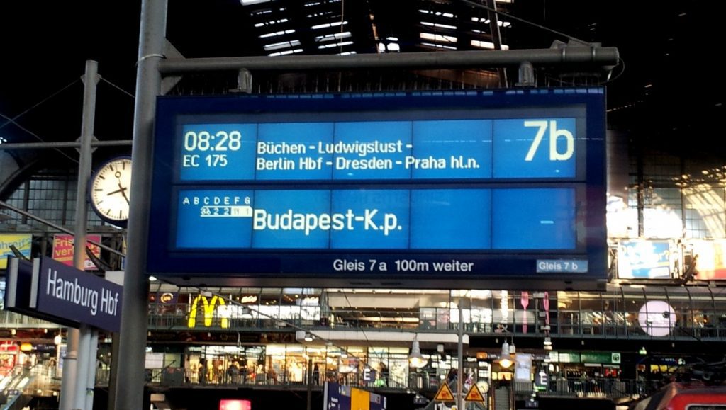 Zuganzeiger nach Prag und Budapest im Hamburger Hauptbahnhof
