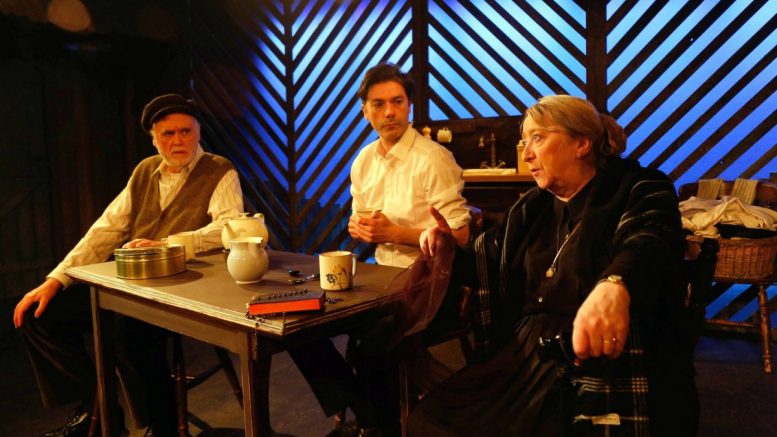 Szenenbild Outside Mullingar - drei Schauspieler am Tisch auf der Bühne