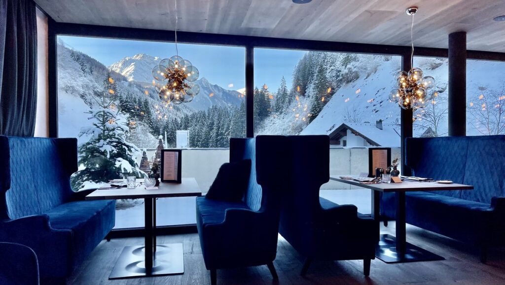 Blick aus dem Restaurant mit blauen Sesseln des ZillergrundRock