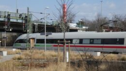 ICE fährt aus dem Bahnhof Hamburg Harburg ab - Ansicht Nordende des Bahnhofes