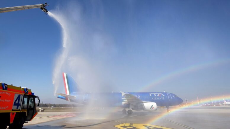 Ein ITA Airways Airbus in Hamburg bekommt zur Begrüßung einen Wasservorhang von der Hamburger Flughafen Feuerweh