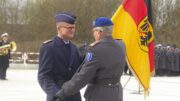 Die Flagge wird übergeben von Offizier zu Offizier in Hamburg
