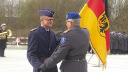 Die Flagge wird übergeben von Offizier zu Offizier in Hamburg