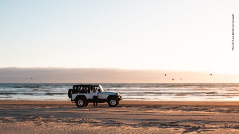 Jeep steht am Strand am Meer