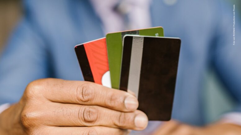 Hand hält Kreditkarten