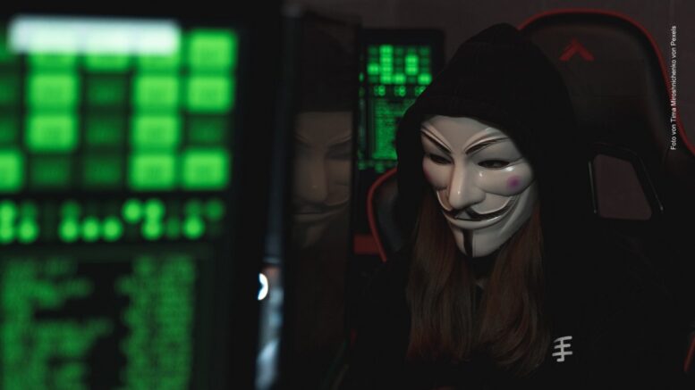 Symbolbild Hackerin mit Anonymus Maske