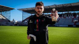 Elvin Puljic vom FC St. Pauli hält einen Unmilk-Drink hoch