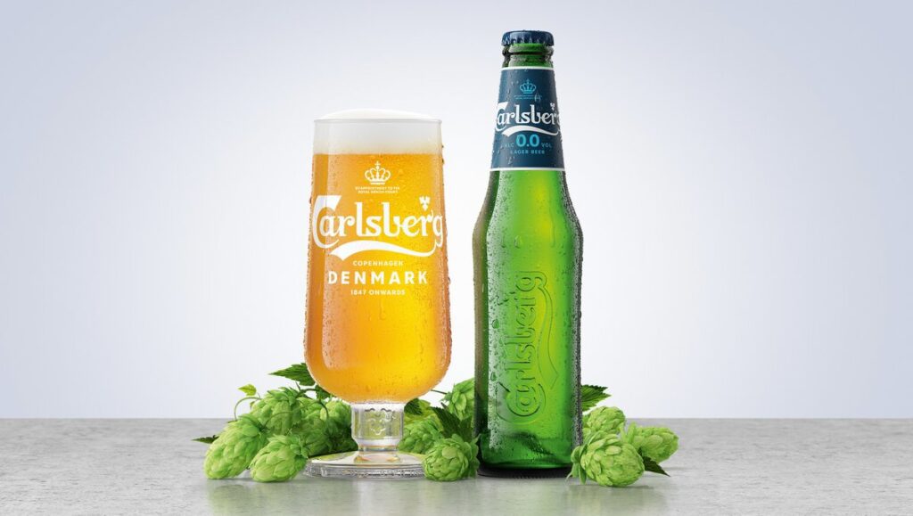 Grüne Bierflasche und Glas von Carlsberg