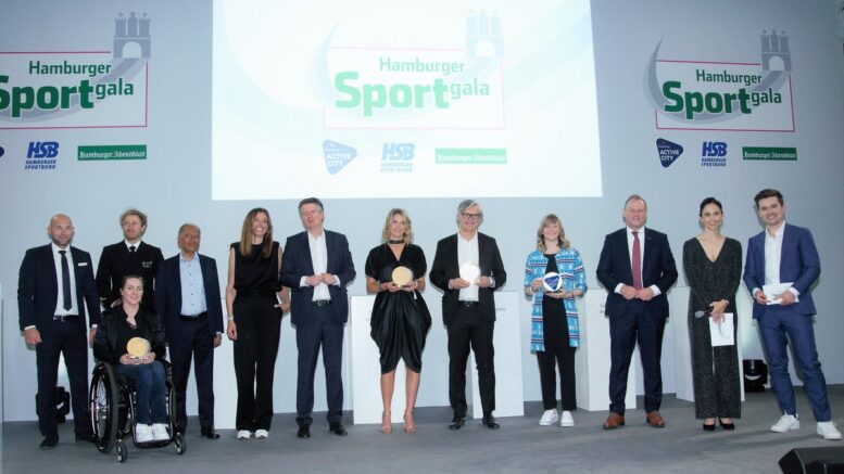 Die Preisträger 2022 der Hamburger Sportgala auf der Bühne zum Gruppenfoto