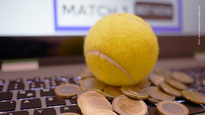 Sportwetten: Symbolbild Tennisball mit Euromünzen auf einer Tastatur