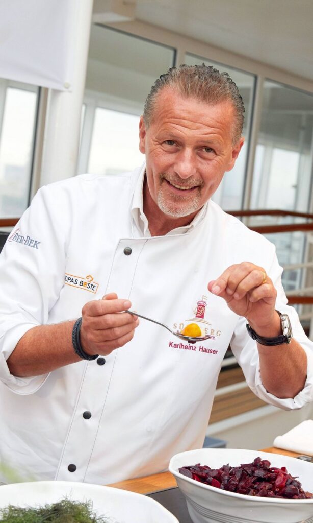 Der Koch Karlheinz Hauser beim Event Europas Beste auf der MS Europa in weißer Kochjacke