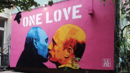 Street Art: One Love - Putin küsst Putin im Hamburger Gängeviertel