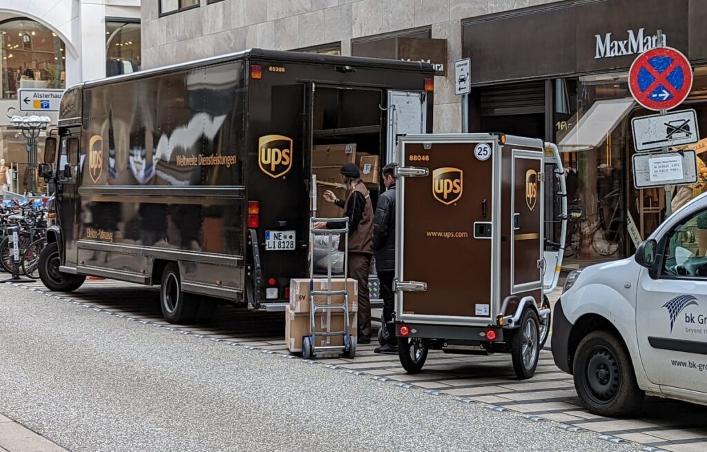 Zwei UPS Lieferfahrzeuge in Hamburg