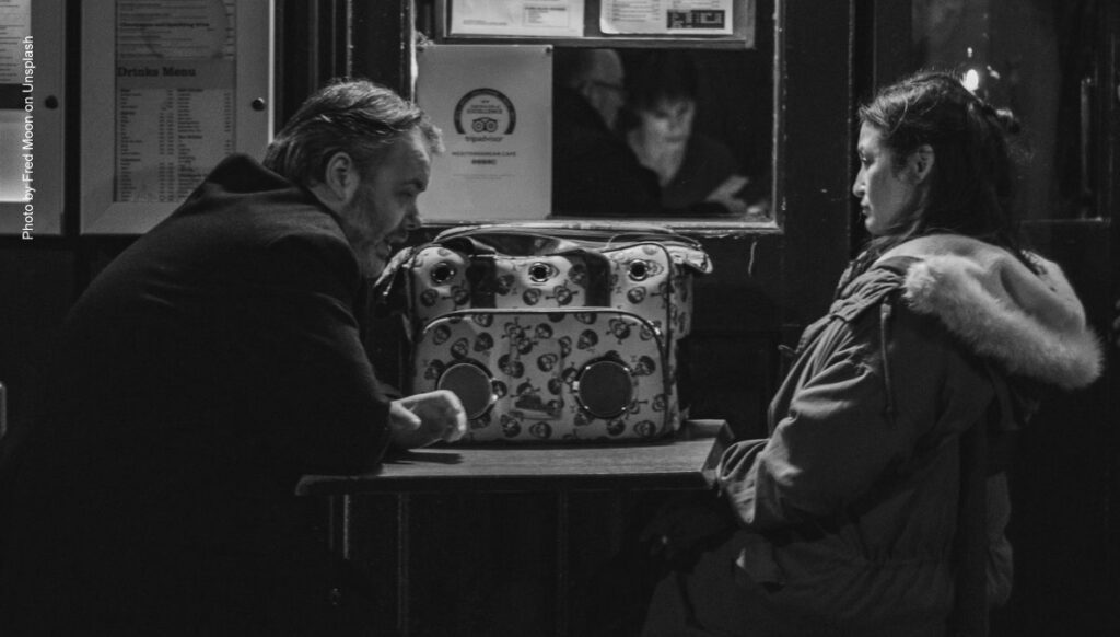Ein Paar führt in einem Café ein Trennungsgespräch