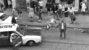 Betrunkener Mann liegt auf der Straße eine Streifenwagenbesatzung ist im Einsatz in Hamburg St. Pauli