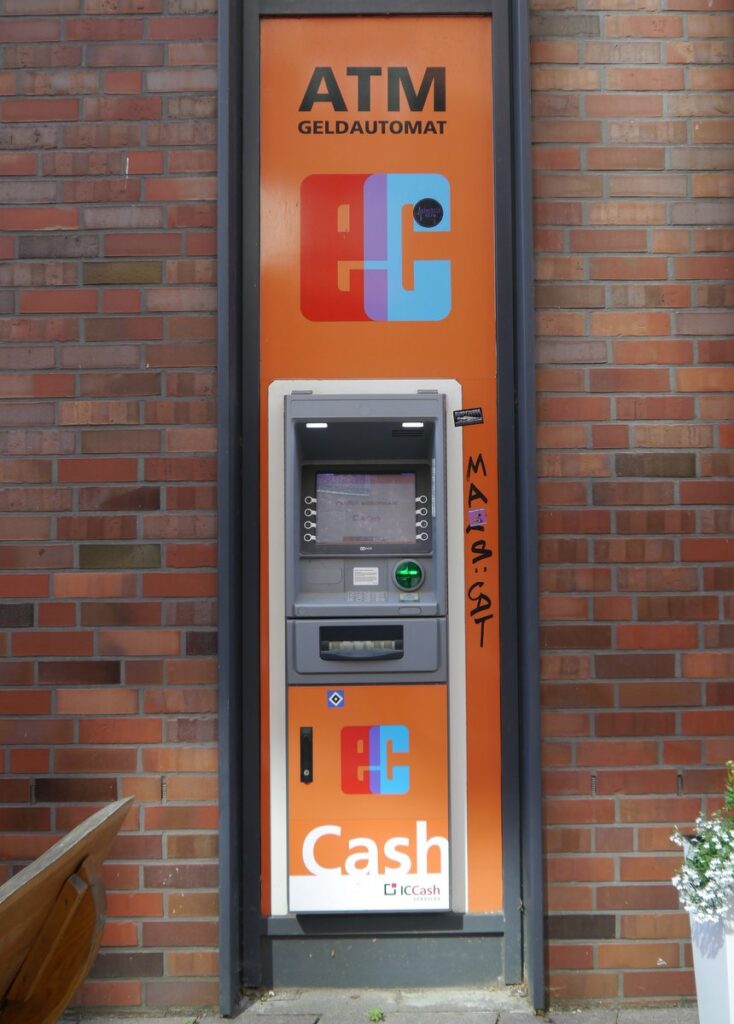 Den richtigen Geldautomaten nutzen ist ein Money Saver. Foto eines ATM